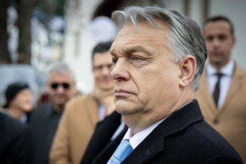 Milliárdos oligarcha rokonával az oldalán magyarázott Orbán Esztergomban arról, hogy a hatalom és a pénz áll szemben a békevággyal