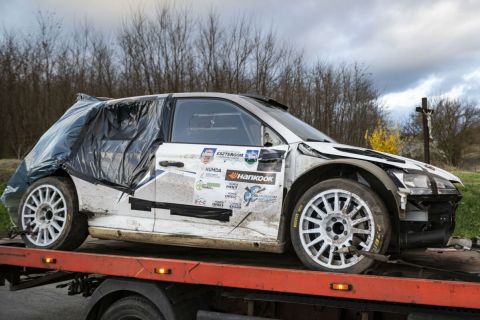 Összetört versenyautó az Esztergom-Nyerges Rally helyszínén, Bajót közelében 2024. március 24-én. Az első információk szerint négyen meghaltak, heten pedig megsérültek, amikor a raliversenyen egy jármű eddig tisztázatlan okból lesodródott az útról és a nézők közé hajtott Lábatlan és Bajót között.