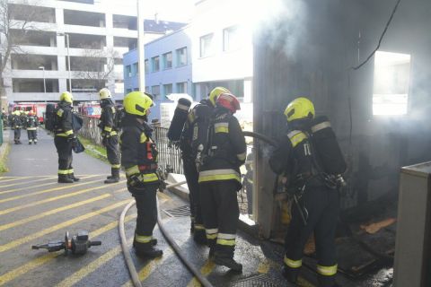 Tűzoltók dolgoznak a Semmelweis Egyetem VIII. kerületi, Balassa utcai épületének udvarán 2024. március 17-én.