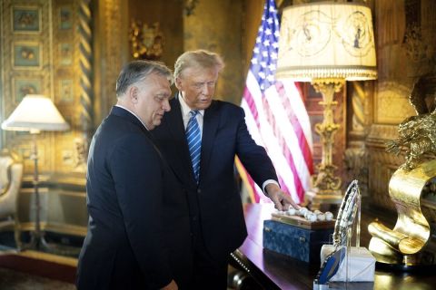 Orbán Viktor kormányfő (b) és Donald Trump korábbi amerikai elnök, republikánus elnökjelölt tárgyalásuk előtt Trump floridai rezidenciáján, Mar-a-Lagóban 2024. március 8-án.