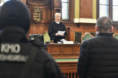 Szabó Judit bíró ítéletet hirdet az Sz. Sz. ellen több hivatalos személy sérelmére elkövetett emberölés bűntettének kísérlete miatt indult büntetőper tárgyalásán a Fővárosi Törvényszéken 2024. március 8-án.