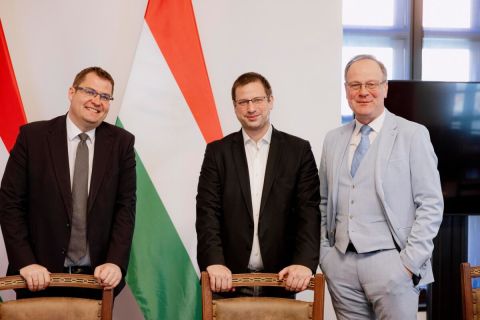 Gulyás Gergely Miniszterelnökséget vezető miniszter (k), Navracsics Tibor közigazgatási miniszter (j) és Nagy János, a miniszterelnök személyi titkára (b) a stratégiai kabinet ülésén 2024. április 3-án.