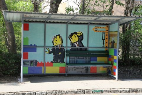 Orbán Viktor és Mészáros Lőrinc LEGO-figuraként feszít a Magyar Kétfarkú Kutya Párt által készített XII. kerületi buszmegállóban.