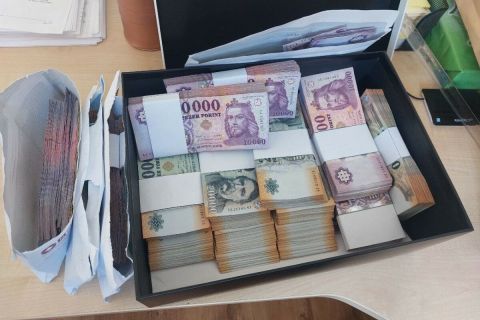 A lefoglalt pénz egy része a rendőrség fotóján.