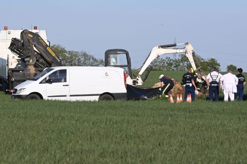 Rendőrök és tűzoltók egy Martonvásár és Ráckeresztúr között elterülő mezőgazdasági területen 2024. április 13-án, miután egy kisrepülőgép a területre csapódott. A sportrepülőgépben utazó két férfi a helyszínen meghalt.