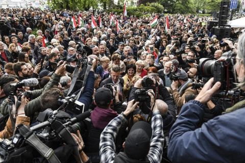 „Ez a kormány gyermekbarátnak hazudja magát” – Több ezer emberrel tüntetett Magyar Péter a Belügyminisztérium előtt