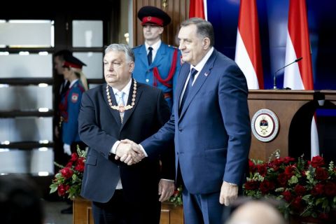 Orbán Viktor miniszterelnök (b) átveszi a boszniai Szerb Köztársaság Érdemrendje láncon kitüntetést Milorad Dodiktól, a boszniai Szerb Köztársaság elnökétől Banja Lukában 2024. április 5-én.