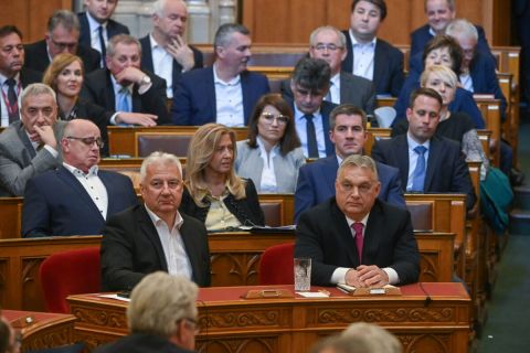 Orbán Viktor miniszterelnök (j) és Semjén Zsolt miniszterelnök-helyettes (b) az Országgyűlés plenáris ülésén 2024. április 8-án.