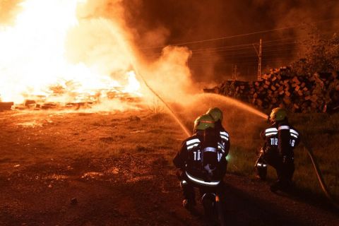 Hatalmas tűz ütött ki Budapest XIV. kerületében, Rákosrendezőn