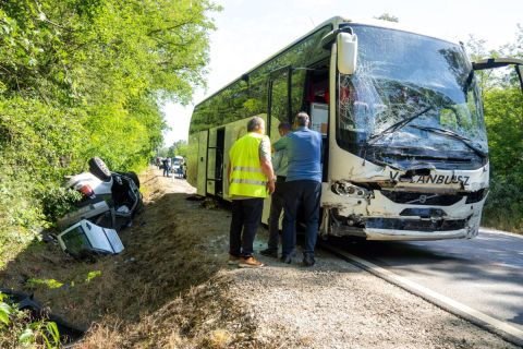 Sérült autóbusz, mellette árokba borult személyautó az 54-es főúton Bócsa külterületén 2024. május 27-én. A főúton a két gépjármű összeütközött; a balesetben két ember - a személygépkocsi sofőrje és utasa - a helyszínen meghalt.