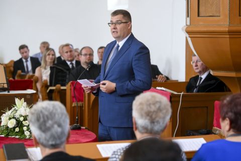 Nagy János, a Miniszterelnöki Irodát vezető államtitkár beszédet mond a felújított református templom átadásán a Szabolcs-Szatmár-Bereg vármegyei Tisztabereken 2024. május 12-én.