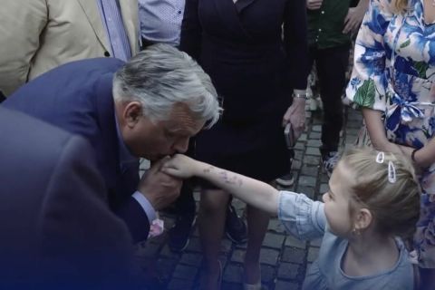 Kínos videó: hosszan babrált egy kislány kezével Orbán