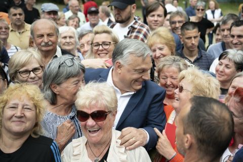 Orbán Viktor miniszterelnök, a Fidesz elnöke (k) rajongókkal találkozik kampánykörútján Budapest XVI. kerületében a Szentmihályi Kulturális Központnál 2024. május 21-én.