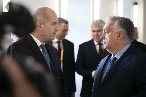 Orbán Viktor miniszterelnök (j) fogadja Rumen Radev bolgár elnököt (b) a Karmelita kolostorban 2024. május 25-én.