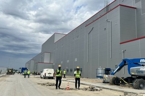 Az SK iváncsai gyára az építkezéskor.