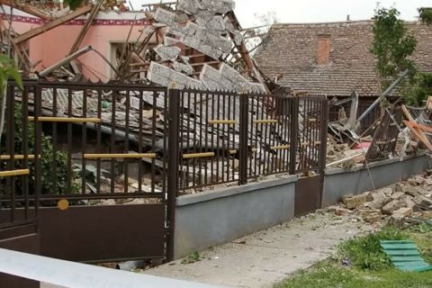 A szelevényi családi ház a robbanás után.