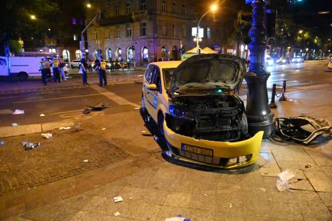 Sérült taxi, miután kisteherautóval ütközött az Erzsébet körút és a Dohány utca kereszteződésénél 2024. május 30-án késő este. A balesetben hárman súlyosan, öten könnyebben sérültek.