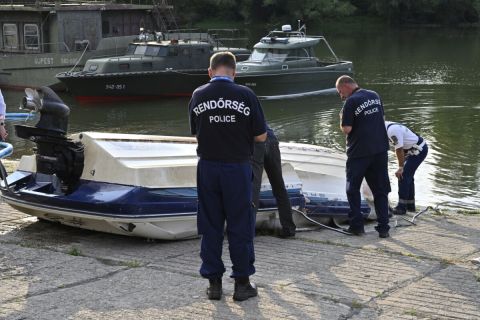 Rendőrségi helyszínelés egy balesetet szenvedett motorcsónak roncsánál az újpesti hadikikötőben 2024. május 19-én.