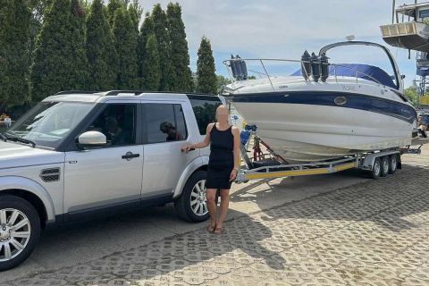 A kalocsai KDNP-s polgármester terepjárója által vontatott jacht és egy nő (aki nem a 79 éves mama).