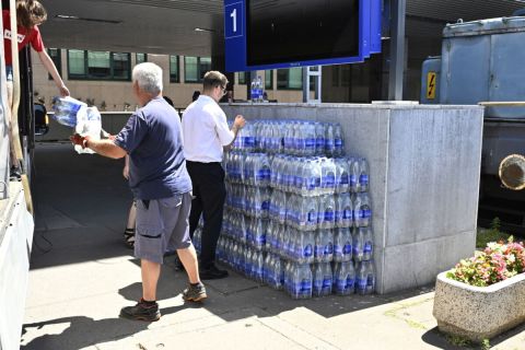 A MÁV Zrt. munkatársai a vízosztáshoz készülnek a harmadfokú hőségriadó miatt a Déli pályaudvaron 2024. június 19-én.