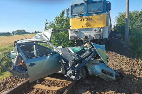 Vonattal ütközött egy autó Méránál, három halott