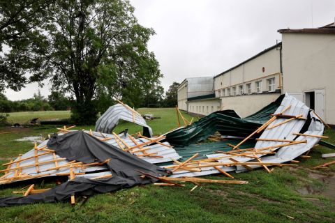 Az éjszakai vihar megbontotta az Miskolci Vasutas Sport Club (MVSC) sporttelepe épületének tetőszerkezetét Miskolcon 2024. június 10-én. Hevesebb zivatarok kialakulása miatt Jász-Nagykun-Szolnok és Hajdú-Bihar vármegyére másodfokú (narancs) figyelmeztetést adott ki június 9-én a HungaroMet Zrt.
MTI/Vajda János
