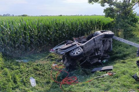 A balesetben összeroncsolódott személygépkocsi.