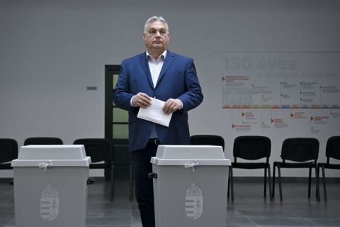 Orbán Viktor miniszterelnök, a Fidesz elnöke leadja szavazatát az önkormányzati, európai parlamenti (EP-) és nemzetiségi választásokon a XII. kerületi Zugligeti Általános Iskolában kialakított 53-as számú szavazókörben 2024. június 9-én.