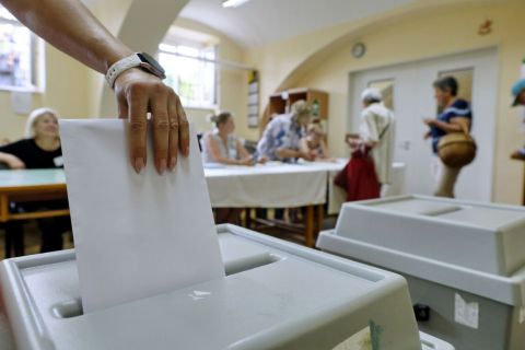 Szavazás az önkormányzati, európai parlamenti (EP-) és nemzetiségi választásokon Hódmezővásárhelyen, a Szent István téri általános iskolában kialakított 22. szavazókörben 2024. június 9-én.