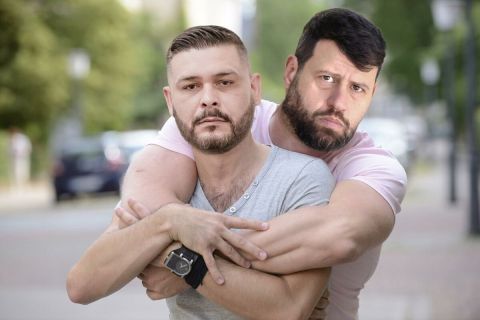 „Rostás Tibor” és Puzsér Róbert ölelik egymást Puzsér Photoshop-montázsán.