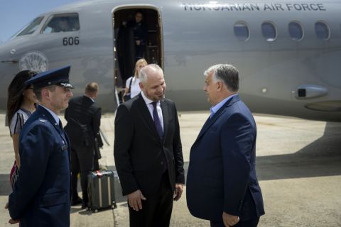 Orbán Viktor miniszterelnököt (j) fogadja Takács Szabolcs nagykövet (k) Washingtonban, az Andrews légibázison 2024. július 9-én.