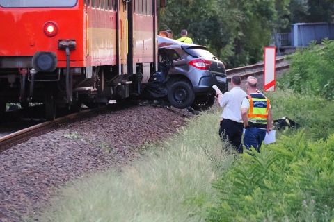 Vasúti átjáró Szentes és Csongrád között, ahol egy motorvonat és egy személykocsi karambolozott 2024. július 24-én.