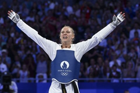 Az aranyérmes Márton Viviana a női tekvondósok 67 kilogrammos versenyének döntője után a 2024-es párizsi nyári olimpián a Grand Palais kiállítócsarnokban 2024. augusztus 9-én.