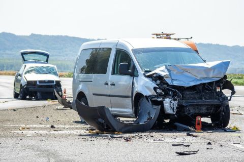 Összetört személygépkocsi, miután egy másik autóval üközött a 6-os és 63-as főút kereszteződésében, Szekszárd és Tolna között 2024. augusztus 30-án. A balesetben az egyik gépkocsi vezetője meghalt.