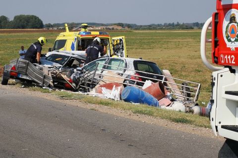 Utánfutós autó és személygépkocsi a Bács-Kiskun vármegyei Szentkirálynál, a 4623-as út mellett, miután összeütköztek 2024. augusztus 31-én. A balesetben két ember meghalt.