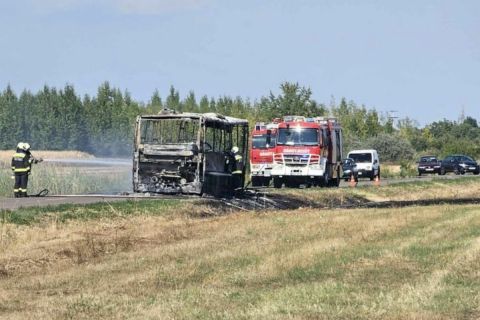 Munkásokat szállító busz gyulladt ki Tarnaörs határában