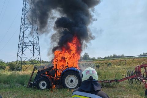 Fáklyaként lángolt egy traktor Hatvan és Nagygombos között