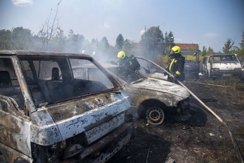 Nyolc személyautó égett szombat délben Budapesten