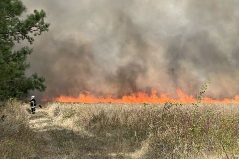 Már kétszázötven hektárt érint a tűz Csönge határában