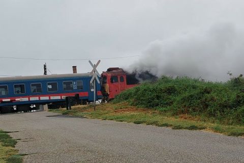 A füstölő mozdony Tiszafürednél.