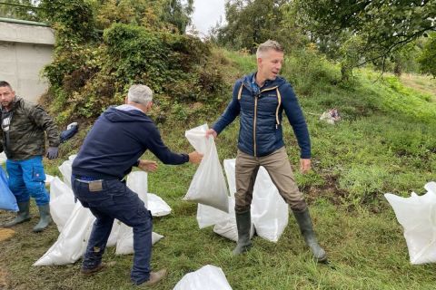 Magyar Péter és a Tisza Párt önkéntesei Neszmélyen 2024. szeptember 15-én.