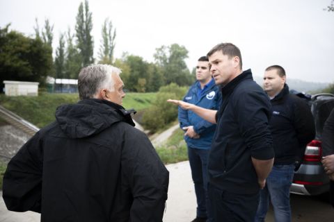 Orbán Viktor miniszterelnök (b) az esőzések miatt szükségessé vált árvízvédelmi felkészülést ellenőrzi a Duna árvízvédelmi létesítményeinél Budapest és Pest vármegye határán 2024. szeptember 13-án. Jobbról Czepek Gábor, az Energiaügyi Minisztérium közigazgatási államtitkára.