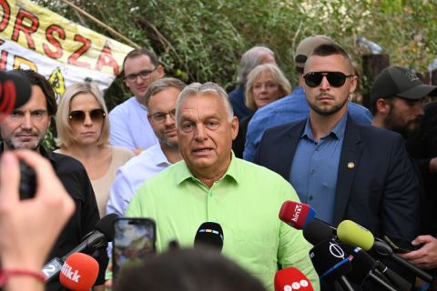 Orbán Viktor miniszterelnök, a Fidesz elnöke (k) érkezik a Polgári Magyarországért Alapítvány rendezvényére, a Polgári Piknikre a kötcsei Dobozy-kúriához 2024. szeptember 7-én.