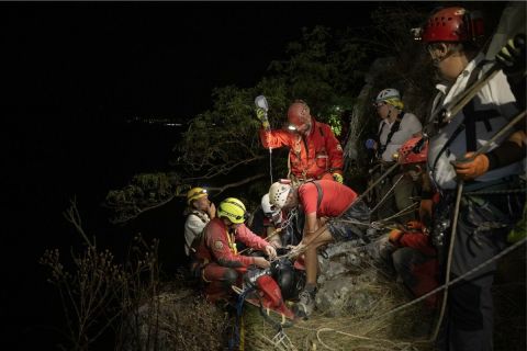 A bajba jutott siklóernyős mentése a Magyar Barlangi Mentőszolgálat fotóján.