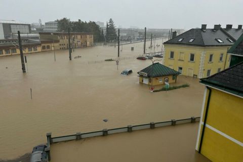 Víz alatt az Alpenbahnhof vasútállomás az ausztriai St. Pöltenben, miután elárasztotta a Nadelbach folyó.