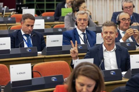 Magyar Péter fingatja a fideszes mamelukokat az Európai Parlamentben