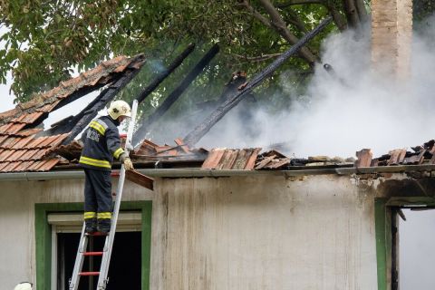 Tűzoltó dolgozik egy kiégett háznál Nemesnádudvaron 2024. október 2-án.