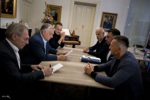 Orbán Viktor miniszterelnök (b2) vezetésével ülést tart a kormány nemzetbiztonsági kabinetje Geszten, a kihelyezett kormányülés helyszínén 2024. október 1-jén. A kormányfő mellett Pintér Sándor belügyminiszter (b), Szijjártó Péter külgazdasági és külügyminiszter (b3), jobbról Szalay-Bobrovniczky Kristóf honvédelmi miniszter (j3), Biró Marcell, a miniszterelnök nemzetbiztonsági főtanácsadója (j2) és Rogán Antal, a Miniszterelnöki Kabinetirodát vezető miniszter (j).