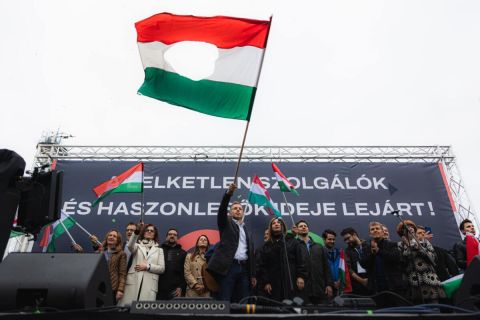 Magyar Péter, a Tisza Párt elnöke (középen) a párt demonstrációján az MTVA óbudai székháza előtt 2024. október 5-én.