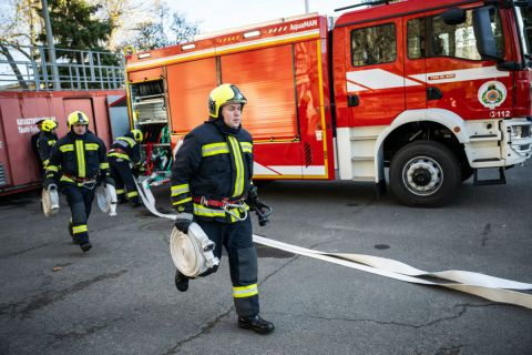 Tűzoltók a katasztrófavédelem új tűzoltóautóinak bemutatóján a szervezet óbudai oktatási központjában 2023. november 22-én.